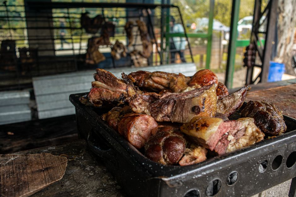 A close-up of a fresh, rustic barbecue platter filled with various grilled meats, perfect for outdoor gatherings.
