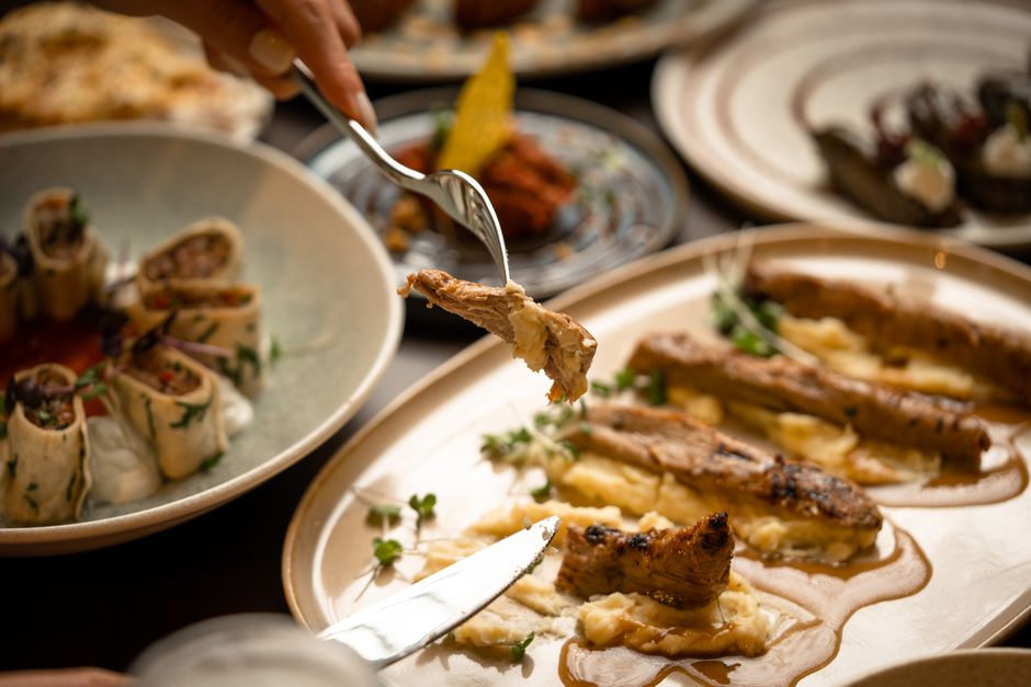 Blizinski pogled na gurmansko jelo u fine dining okruženju